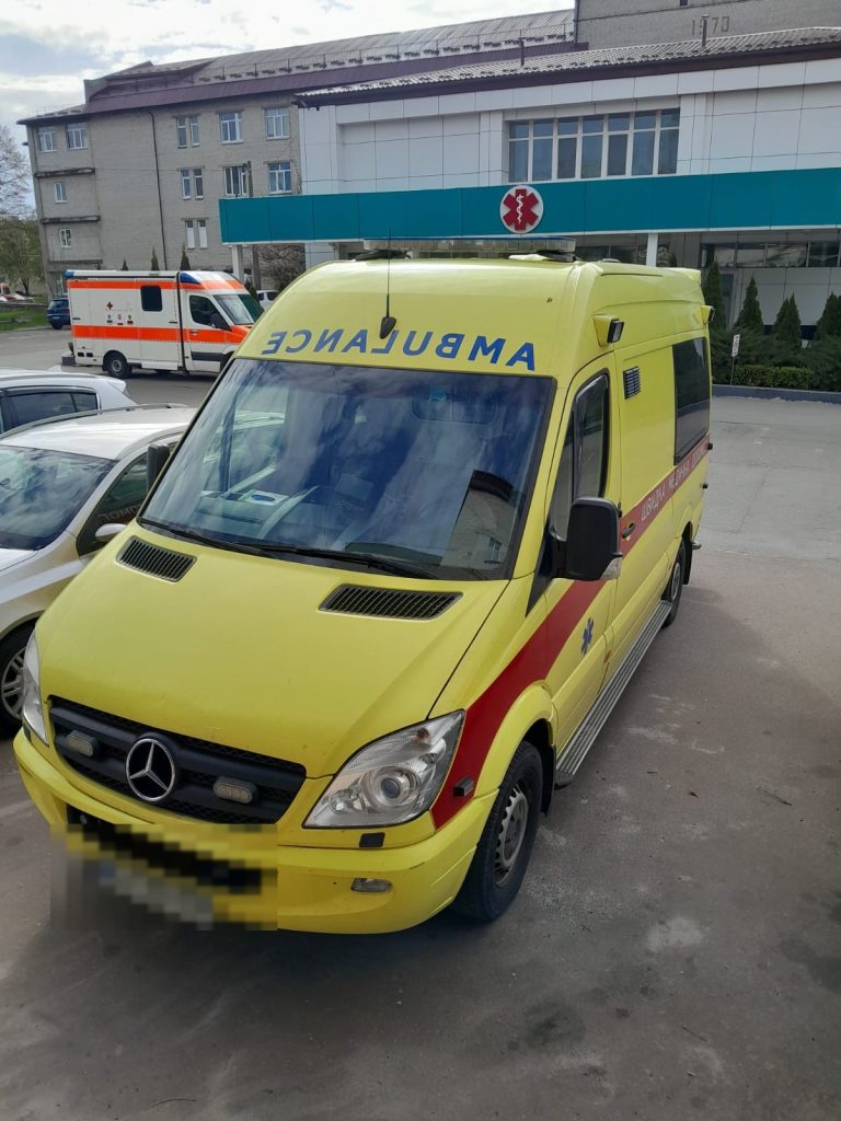 Автомобіль медичного перевезення Бромед біля приймального відділення лікарні