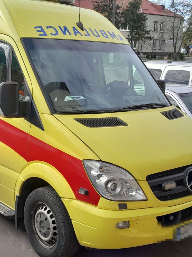 Передня частина автомобіля медичного перевезення Бромед крупним планом