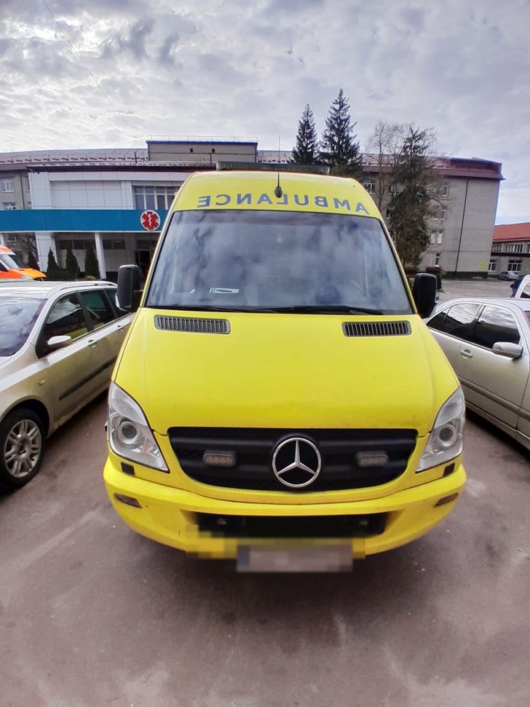 Автомобіль медичного перевезення Бромед на стоянці біля лікарні