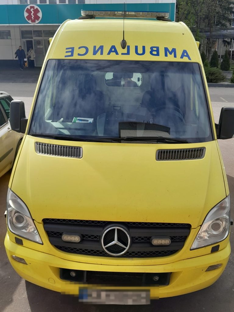 Автомобіль медичного перевезення Бромед біля входу до лікарні
