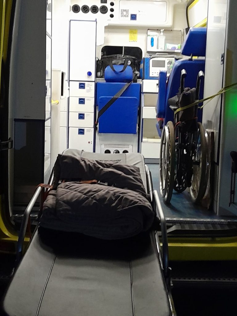 Салон автомобіля Бромед з відчинених задніх дверей: ноші та крісло-каталка
