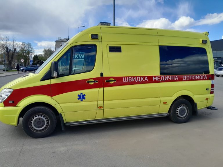 Автомобіль медичного перевезення Бромед, вигляд збоку на майданчику
