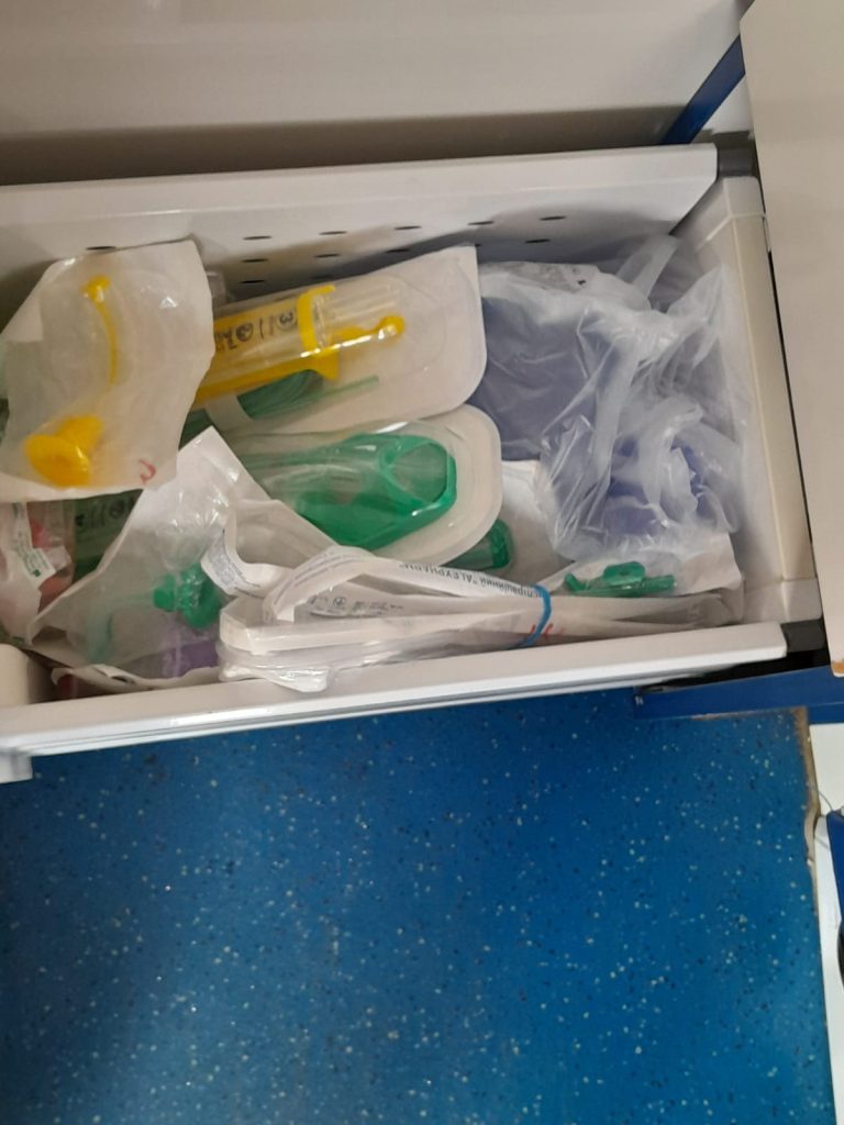 Висувна шухляда з кисневими масками та дихальними трубками