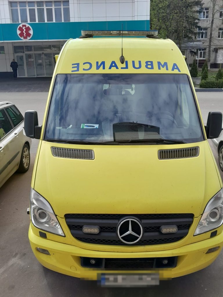Автомобіль медичного перевезення Бромед біля приймального відділення