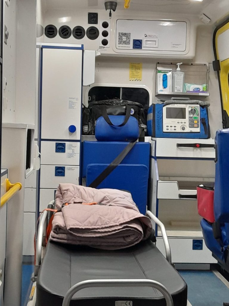 Ноші, кардіомонітор і шафи з обладнанням у салоні автомобіля Бромед