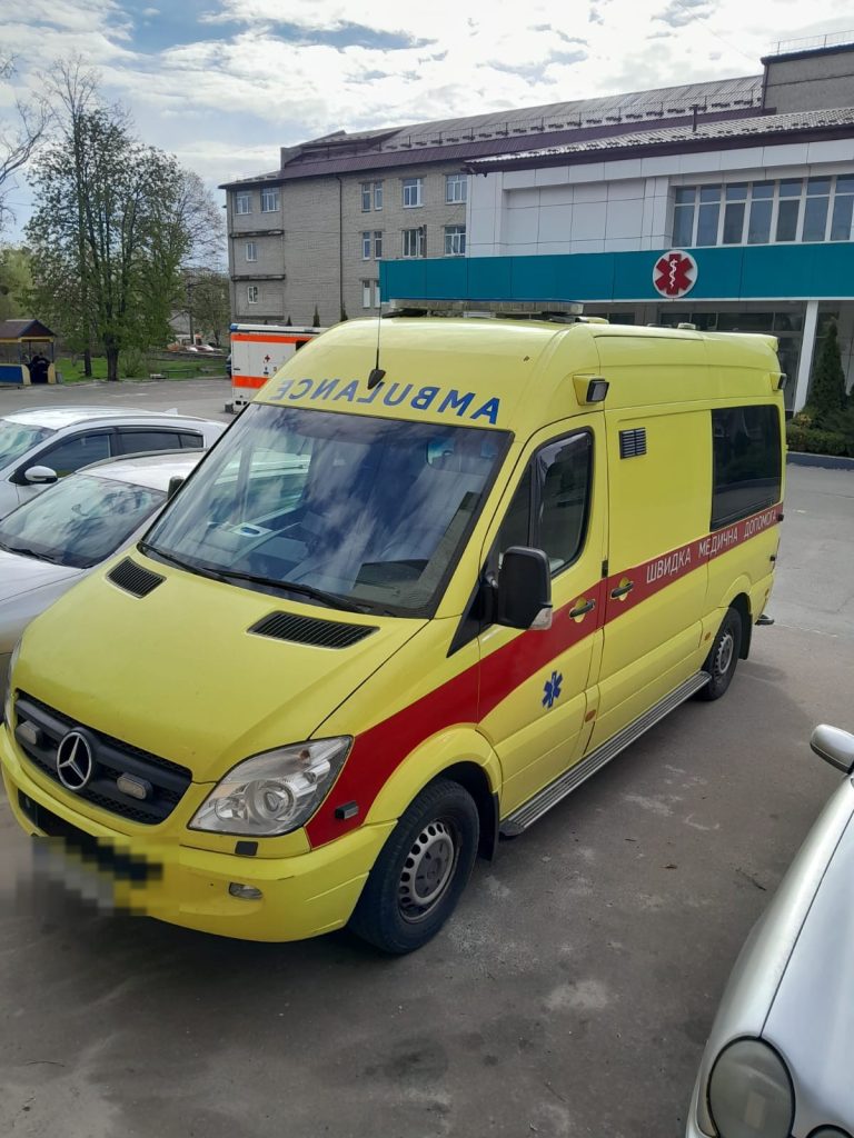 Автомобіль медичного перевезення Бромед на території лікарні